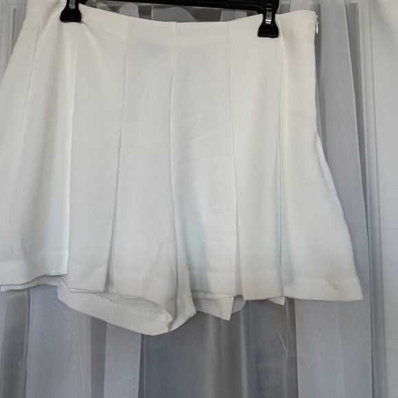 Cece Women's White Stitch Pleat Short - size 8 - Picture 3 of 6